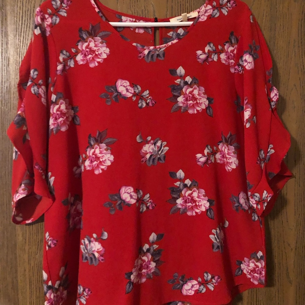 Adorable, red, flowery blouse with a small ruffle going down 3/4 sleeves ❤️